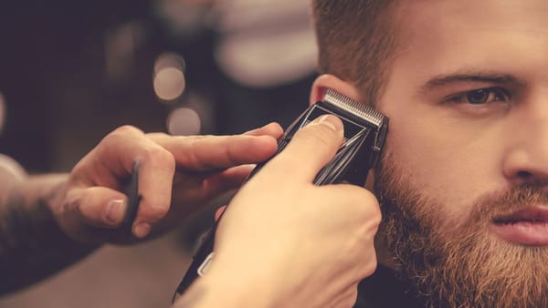 aplicativo para barbearia - maquininha cortando o cabelo de um homem