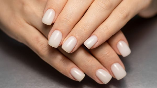 Nomes para esmalteria - mãos com unhas pintadas